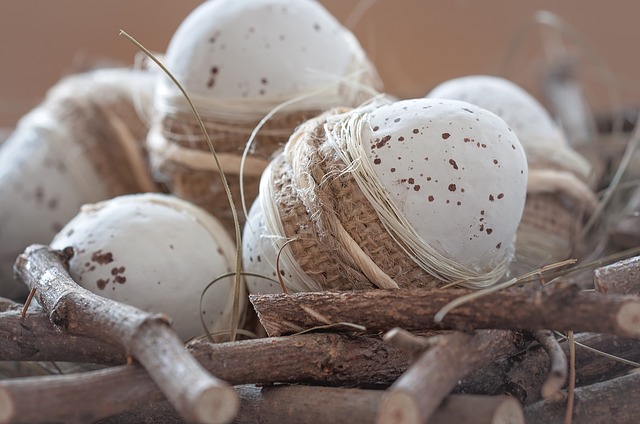 Húsvéti tojások fészekben